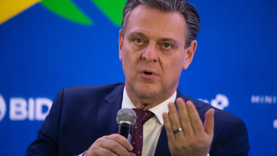 Brasil busca diálogo, mas não negociará soberania, afirma Fávaro