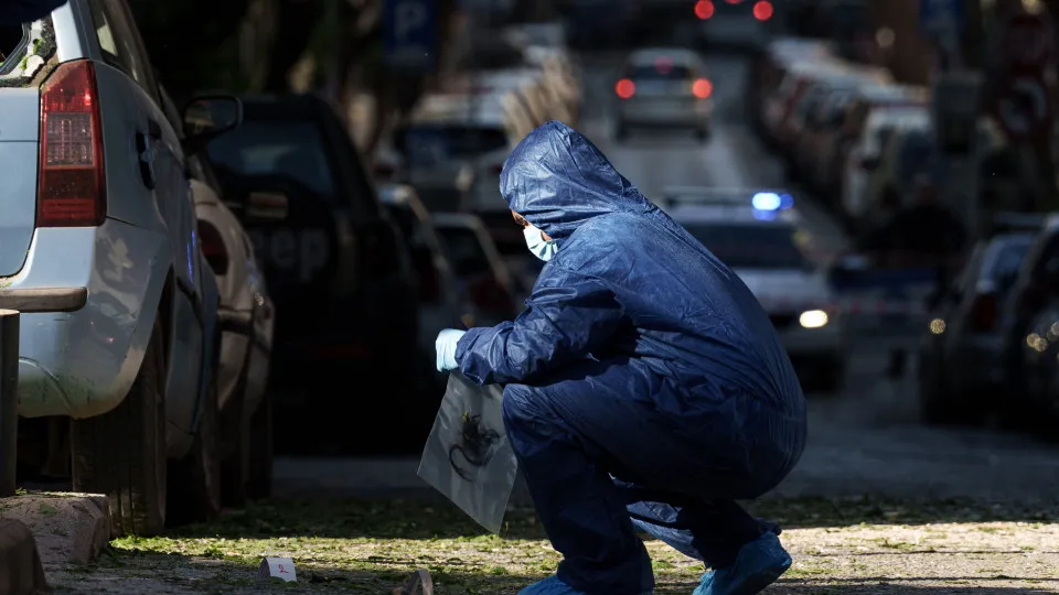 Mulher morre após bomba explodir em suas mãos na Grécia