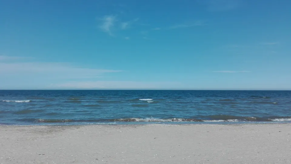 Mulher morre atropelada por escavadeira em praia italiana; veja