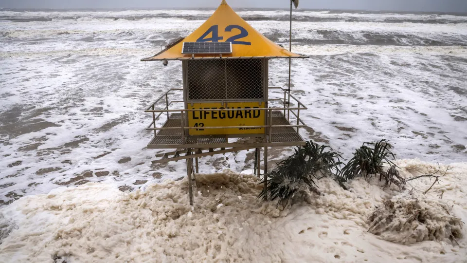 Ondas gigantes deixam ao menos seis mortos na Austrália