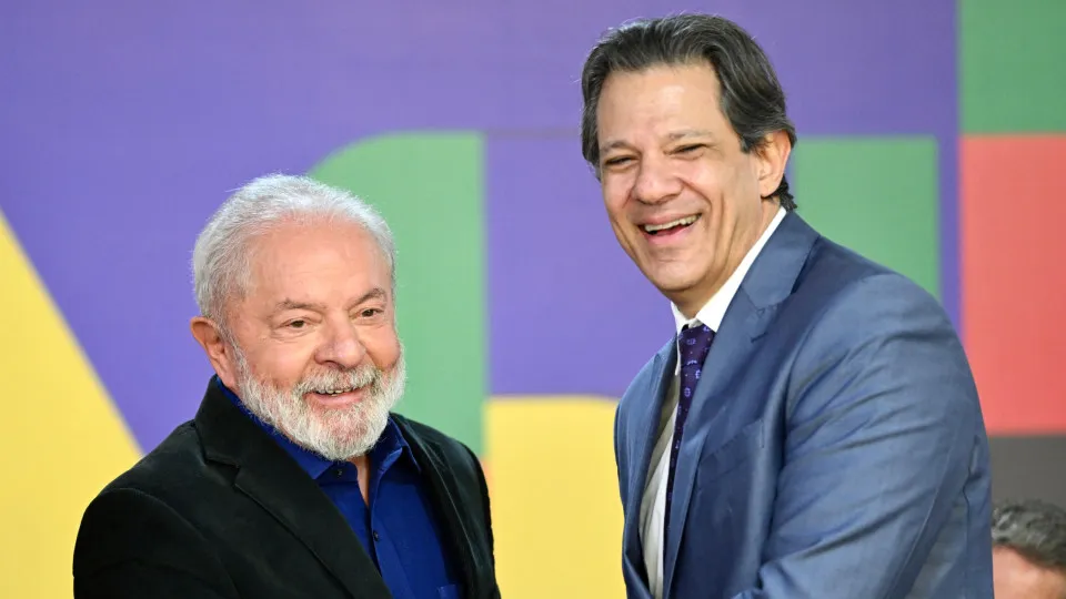 Orçamento de 2025 é aprovado em comissão com superávit de R$ 15 bi