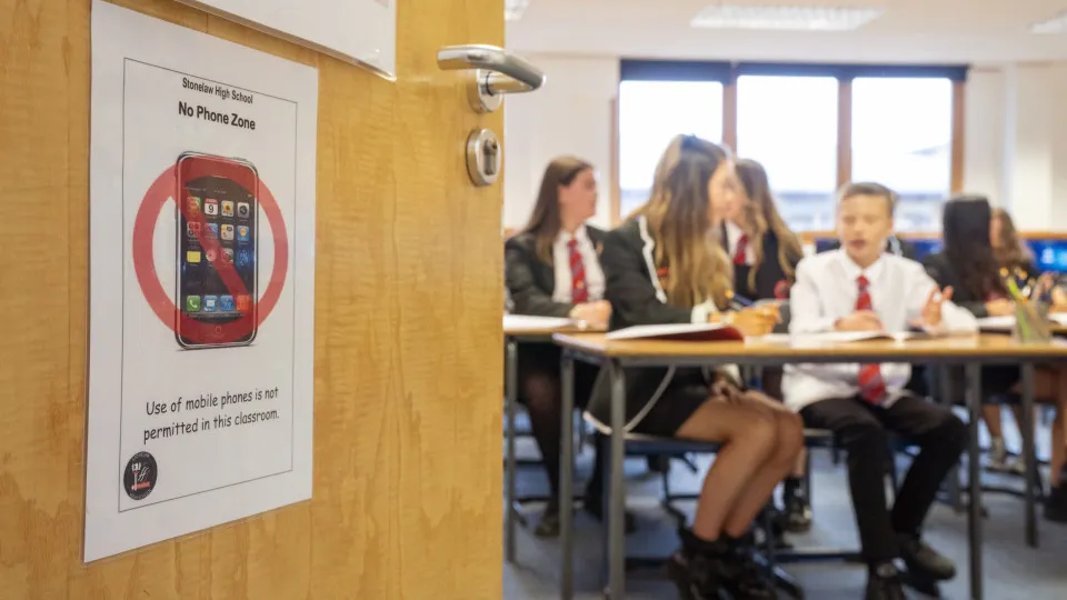 Países que estão proibindo o uso de celular nas escolas