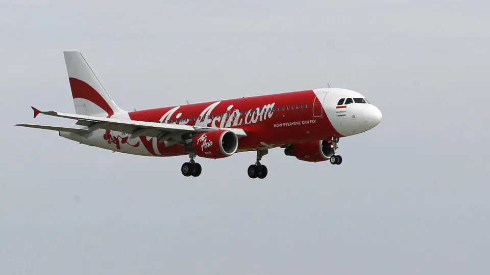 Pânico a bordo: homem tenta abrir porta de emergência e agride assistente