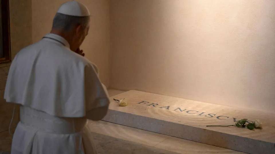 Papa Leão XIV visita túmulo de Francisco; veja as imagens