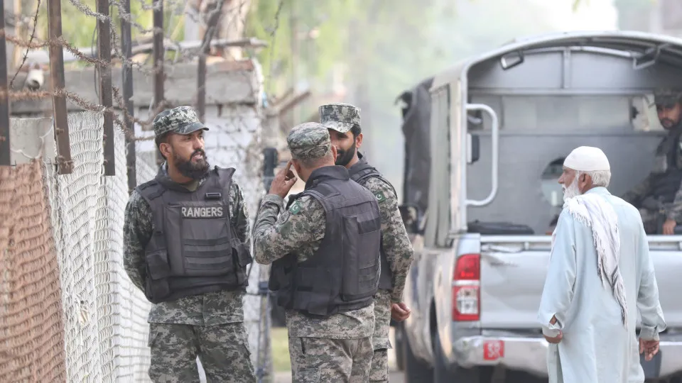 Paquistão afirma ter abatido aviões indianos após bombardeios na Caxemira