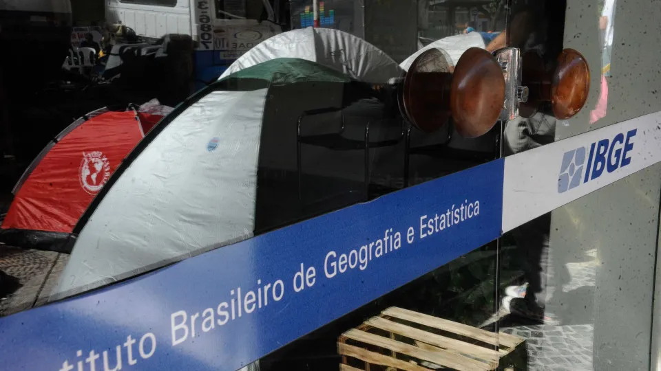 Produção industrial cai 0,1% em fevereiro ante janeiro, afirma IBGE