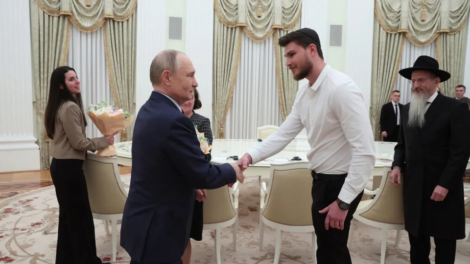 Putin recebe família russa feita refém pelo Hamas durante ataque a Israel