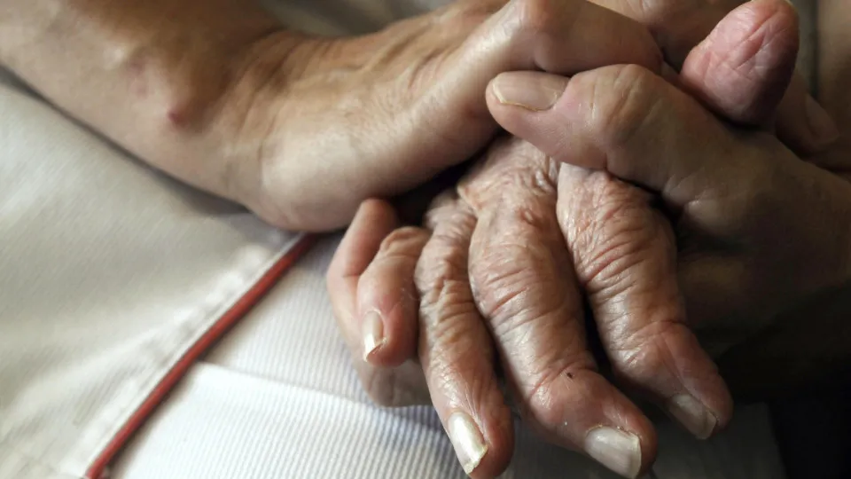 Qual é a diferença entre Alzheimer e Anosognosia?