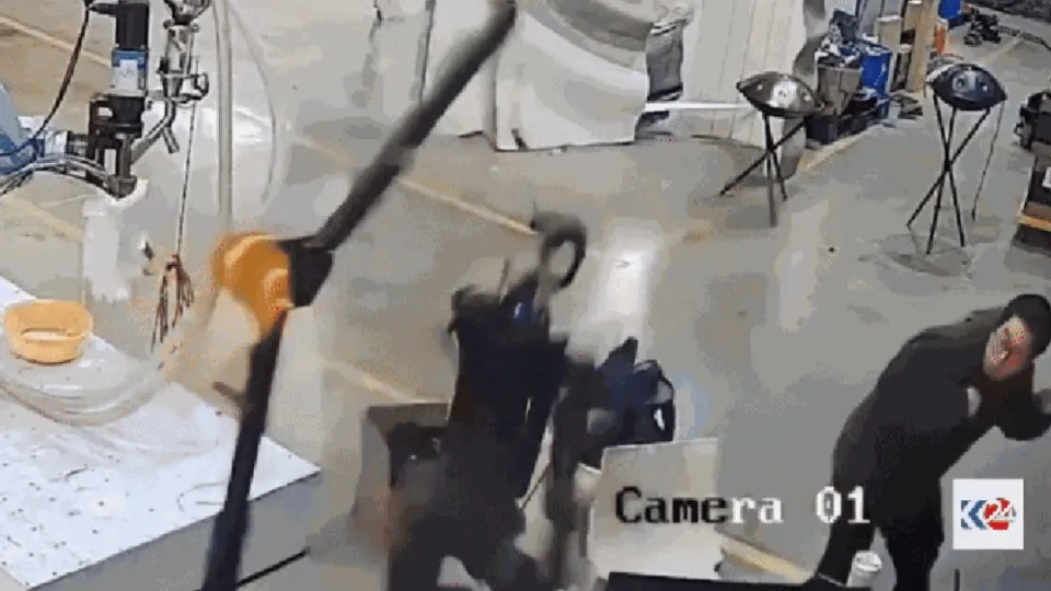 Robô ‘ataca’ homens que o controlavam em fábrica