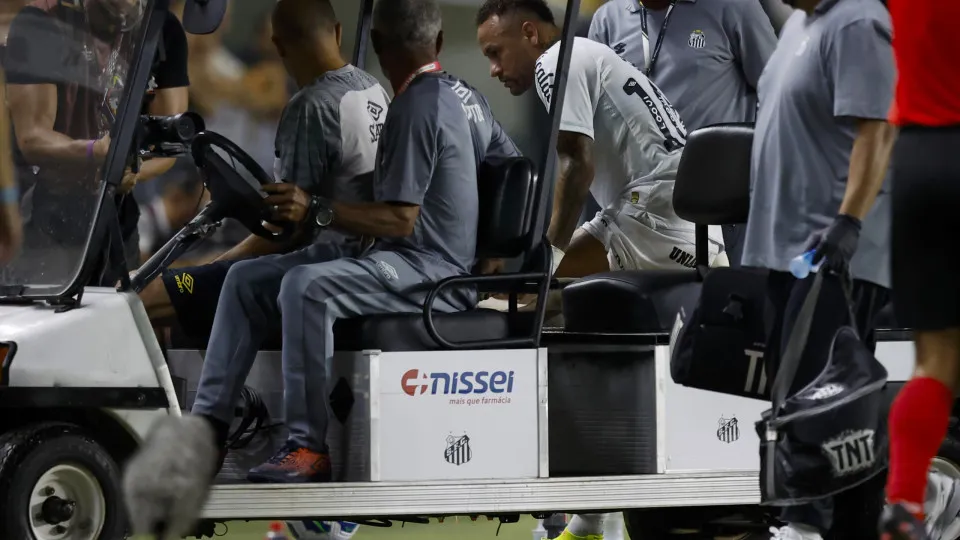 Santos domina Atlético-MG e vence na Vila, mas lesão de Neymar preocupa