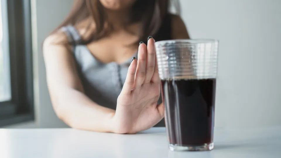 Três bebidas que aceleram o envelhecimento da pele; veja quais são Três bebidas que aceleram o envelhecimento da pele; veja quais são