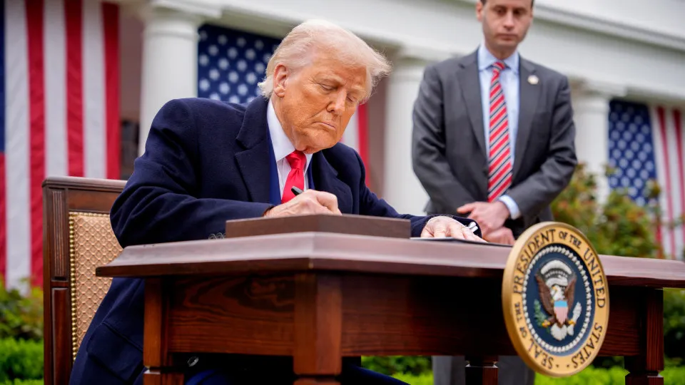 Trump critica China após retaliação comercial: “Eles entraram em pânico” Trump critica China após retaliação comercial: “Eles entraram em pânico”