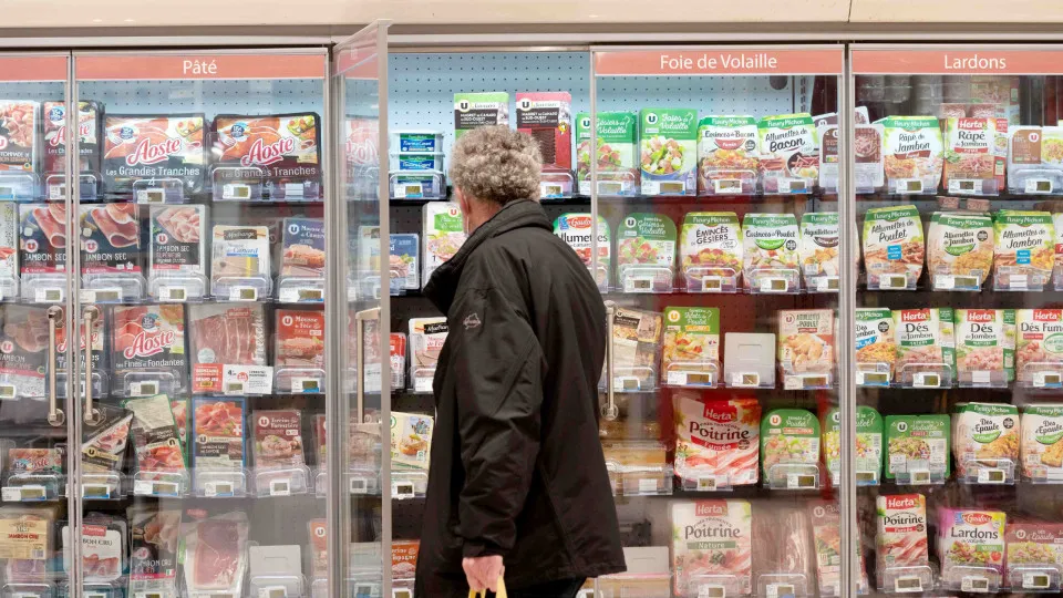 Ultraprocessados aceleram aparecimento de primeiros sintomas de Parkinson, sugere estudo