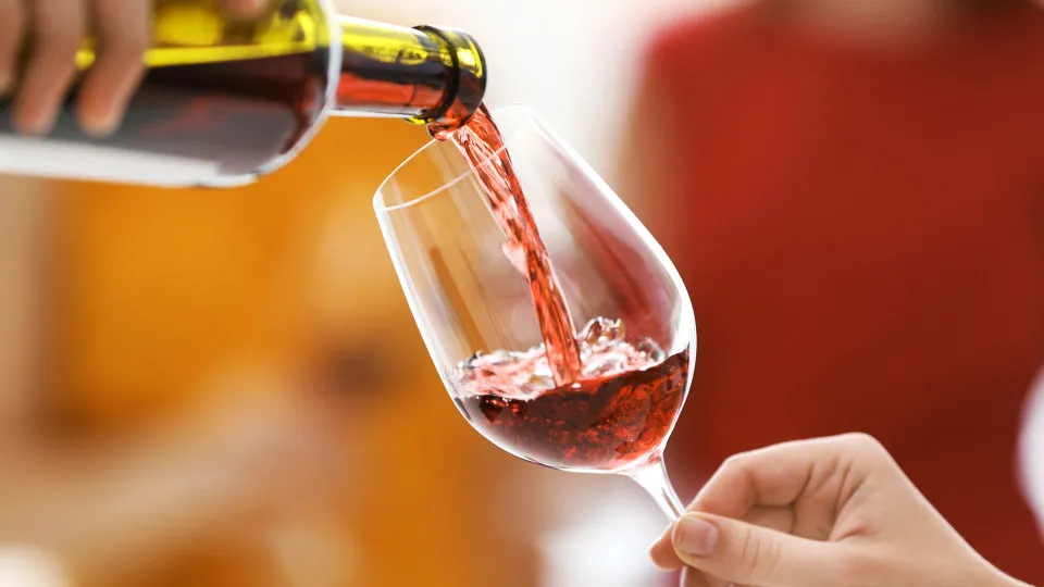 Uma taça por dia pode salvar seu coração? Riscos e benefícios do vinho!