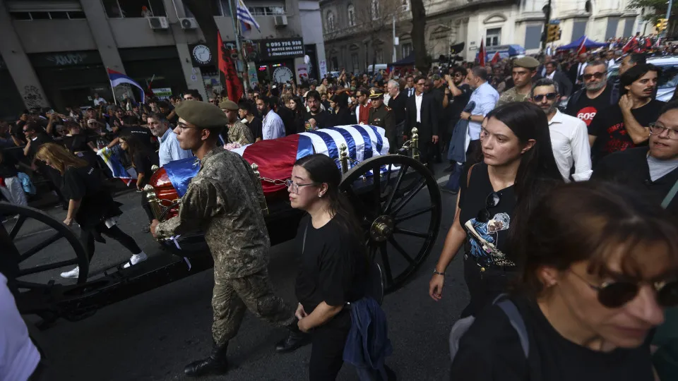 Uruguai faz cortejo pelas ruas de Montevidéu para se despedir de Mujica, que deve ser cremado