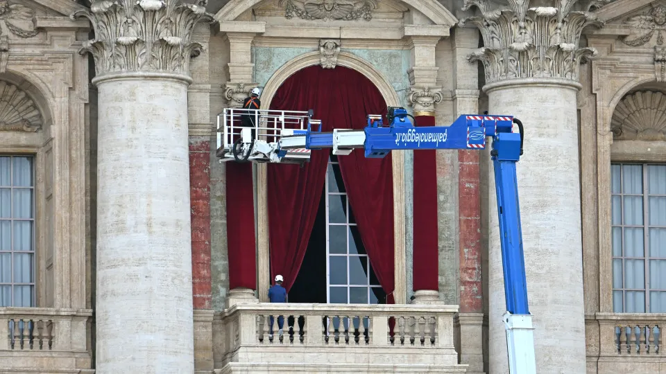 Vaticano instala cortina vermelha na Basílica de São Pedro, onde novo papa se apresentará