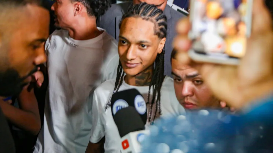 Vivi Noronha e Oruam protestam em frente ao presídio onde está MC Poze