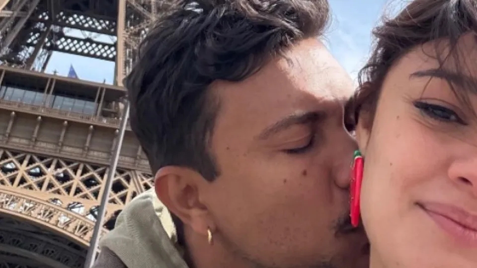 Xamã e Sophie Charlotte posam juntos em clima de romance em Paris Xamã e Sophie Charlotte posam juntos em clima de romance em Paris