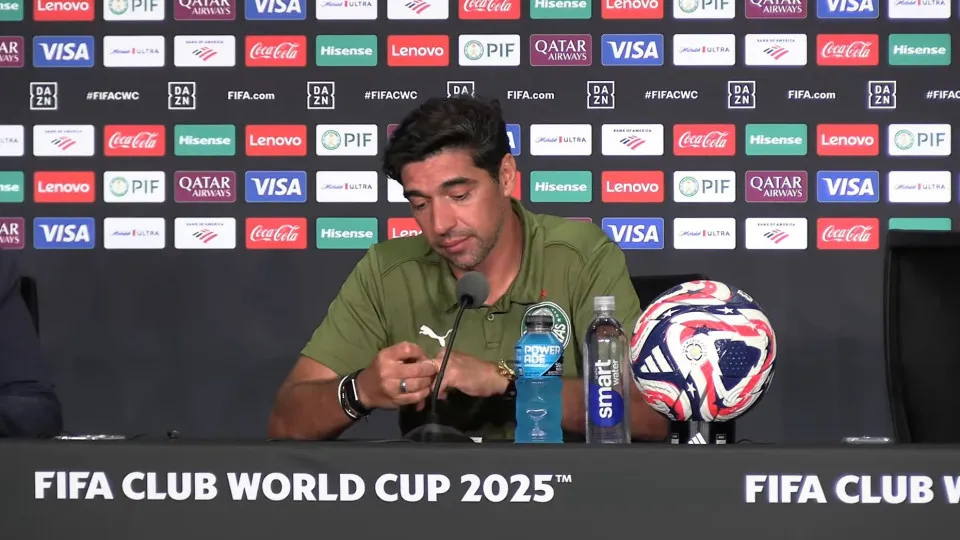 Abel rebate críticas com ironia e exalta relação com torcida do Palmeiras