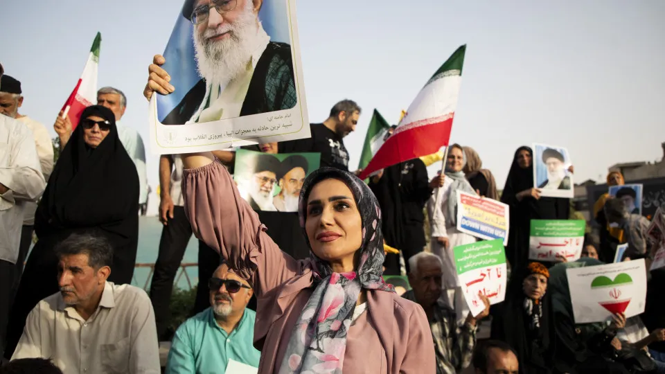 Aiatolá aparece em público e quebra silêncio após cessar-fogo com Israel