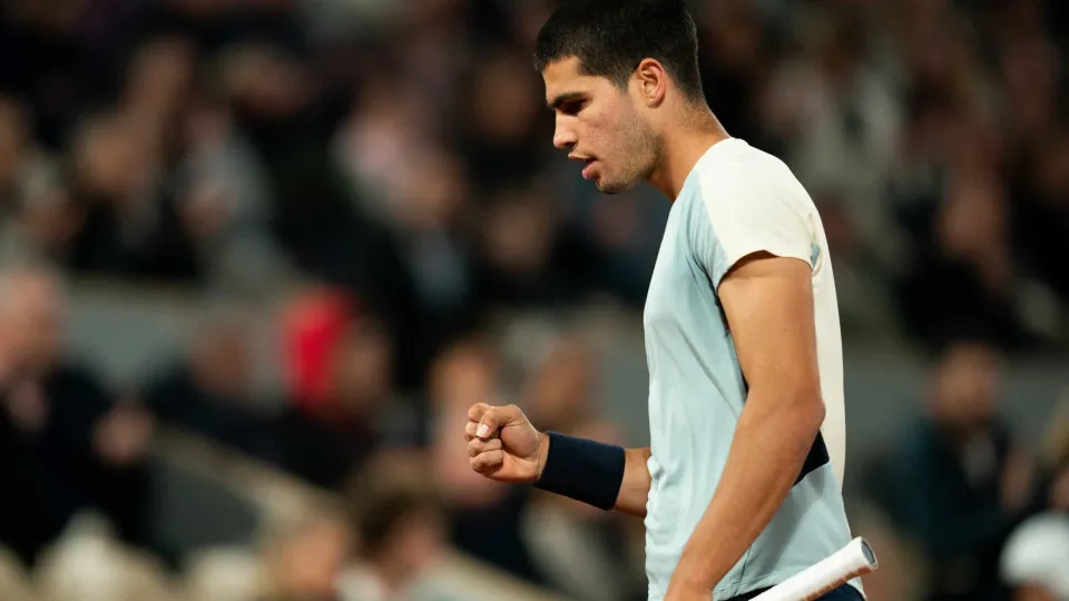 Alcaraz não dá chances a Norrie e volta à semi em Wimbledon