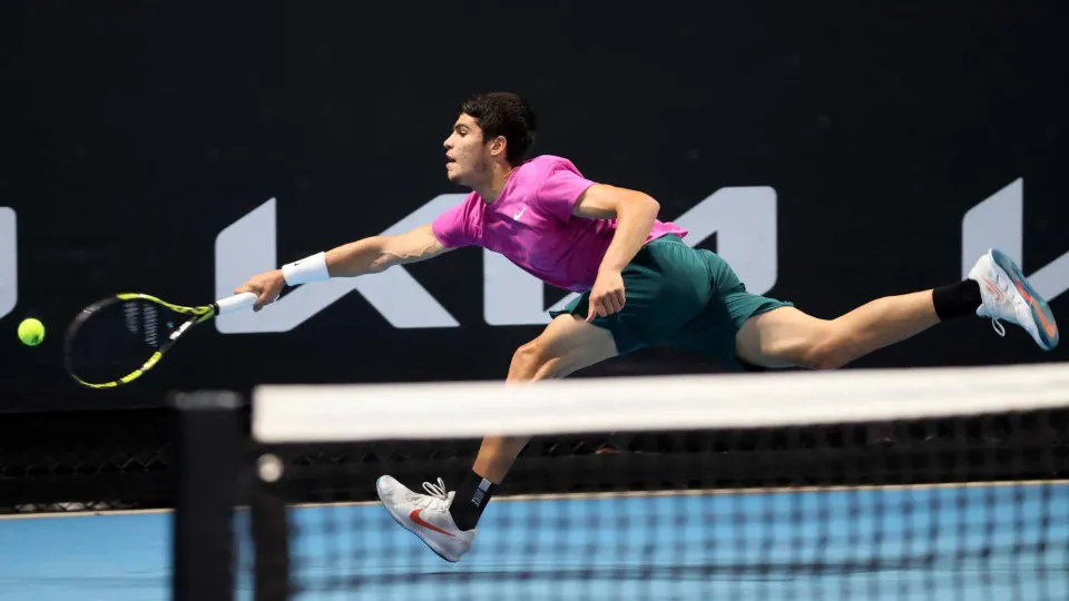 Alcaraz vira jogo, vê Musetti desistir e volta à final de Roland Garros Alcaraz vira jogo, vê Musetti desistir e volta à final de Roland Garros