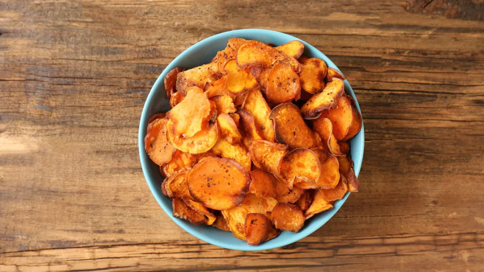 Aprenda a fazer ‘chips’ crocantes de batata-doce