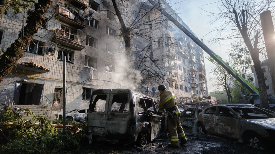 Rússia mata 21 e atinge missão da UE em Kiev