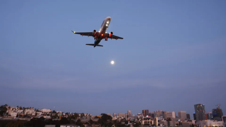 Avião cai no mar dos EUA e 6 pessoas que estavam a bordo desaparecem