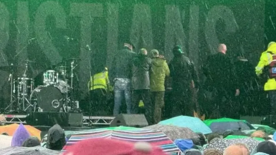 Baterista sofre ataque cardíaco em show e é ressuscitado 4 vezes no palco