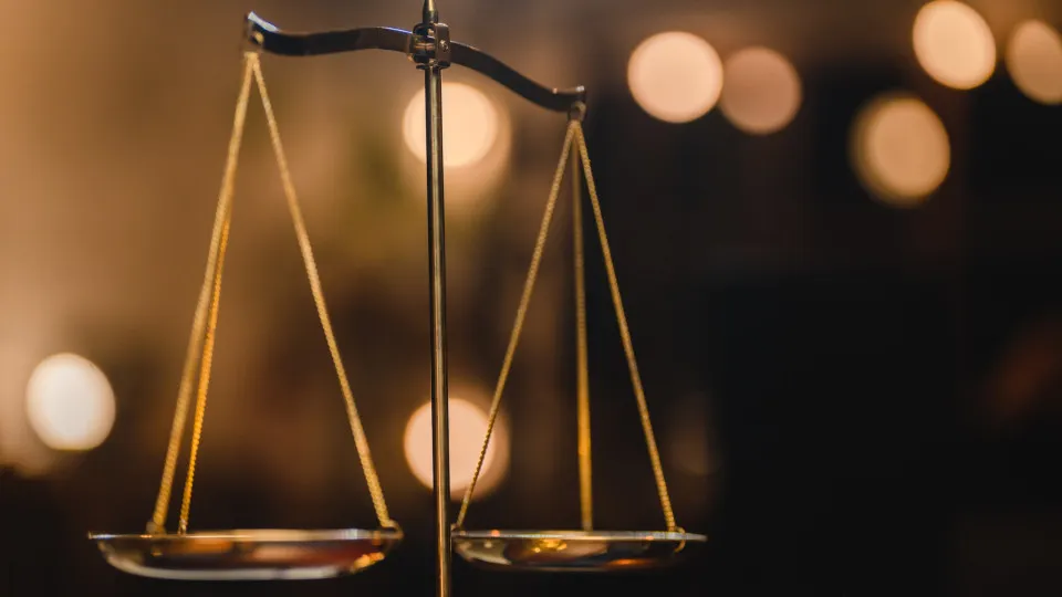 Casal enfrenta 42 anos de prisão por estuprar e filmar filhas menores