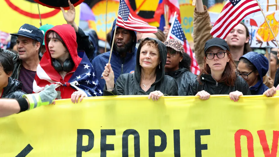 Celebridades participam de manifestações anti-Trump nos Estados Unidos