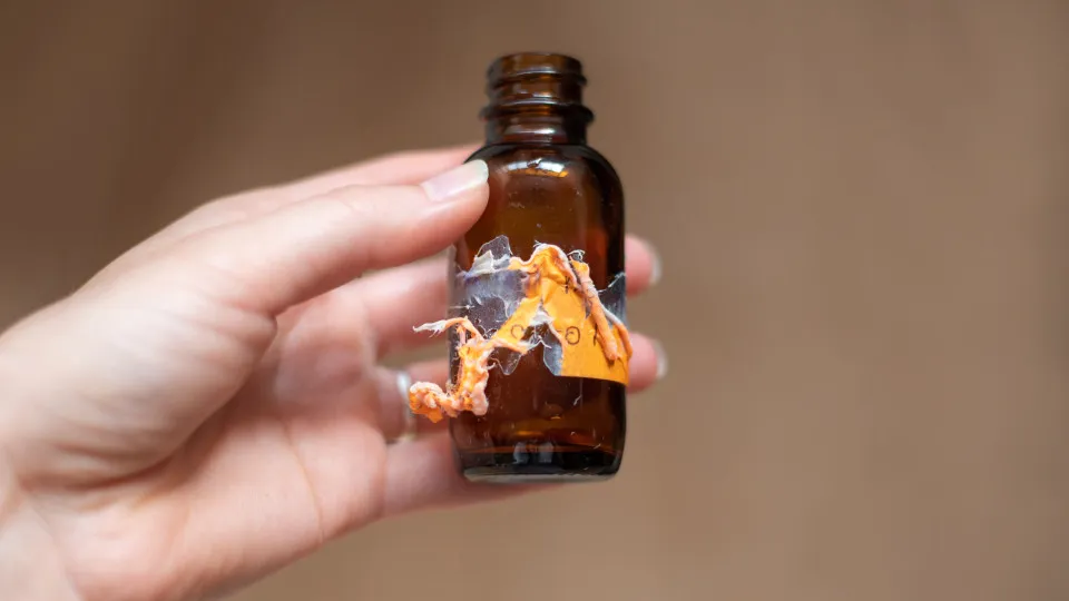 Como remover os resíduos teimosos de adesivos em frascos ou superfícies