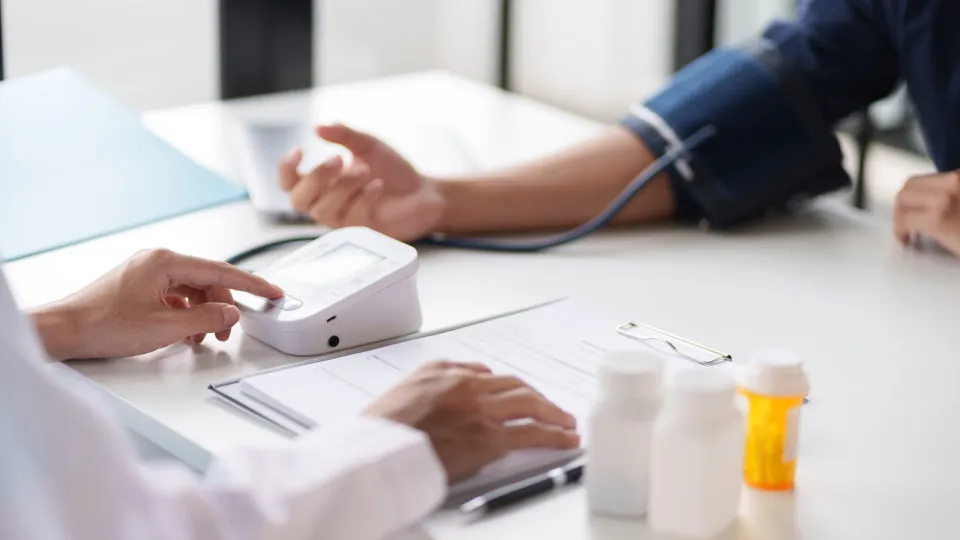 Conheça o alimento que deve comer mais se tem colesterol elevado