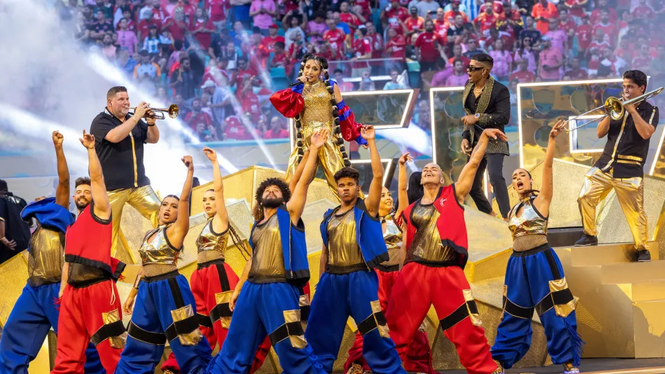 Copa do Mundo de Clubes começa com show de pirotecnia e música latina
