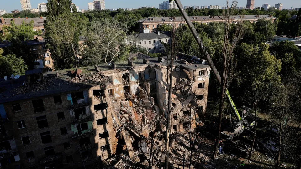 Drones e Mísseis: ataque russo mata ao menos 5 pessoas na região de Kiev