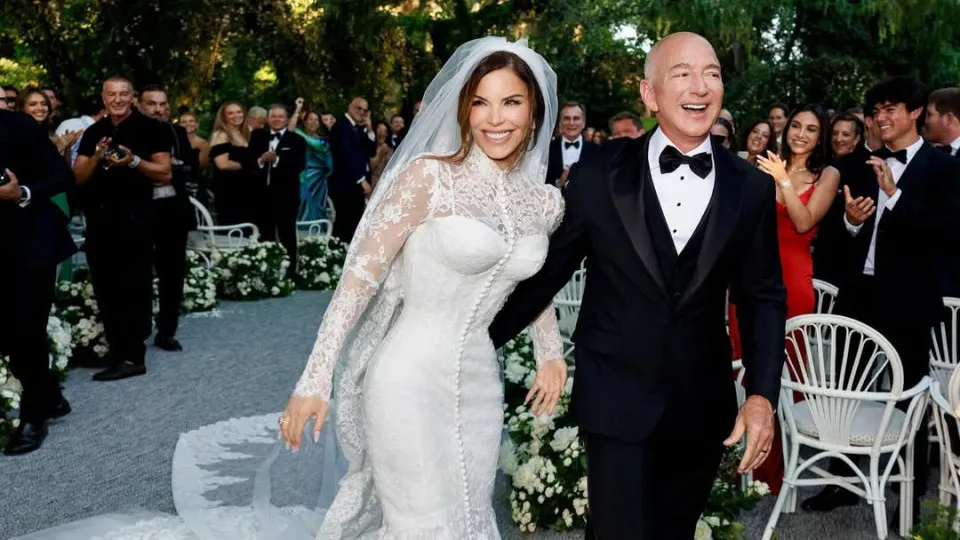 Vestido de Lauren Sánchez some após casamento luxuoso com Jeff Bezos