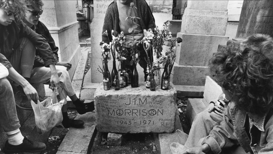 Estátua de Jim Morrison é encontrada pela polícia após 37 anos Estátua de Jim Morrison é encontrada pela polícia após 37 anos