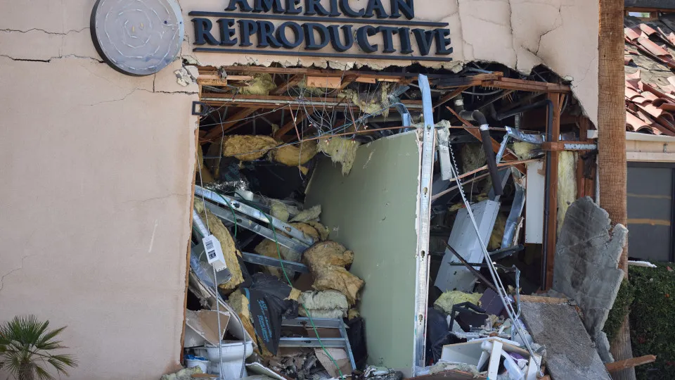 FBI descreve como “ato de terrorismo” explosão junto a clínica nos EUA