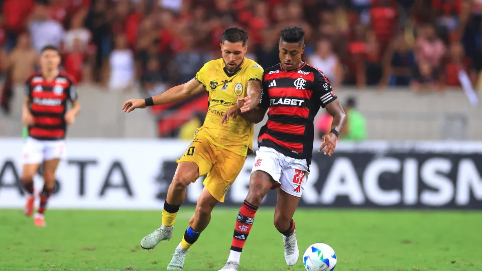 Flamengo sofre, mas vence Táchira e avança em 2º sob olhares de Ancelotti e Vini