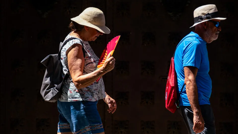 Funcionária morre após trabalhar sob forte calor nas ruas de Barcelona