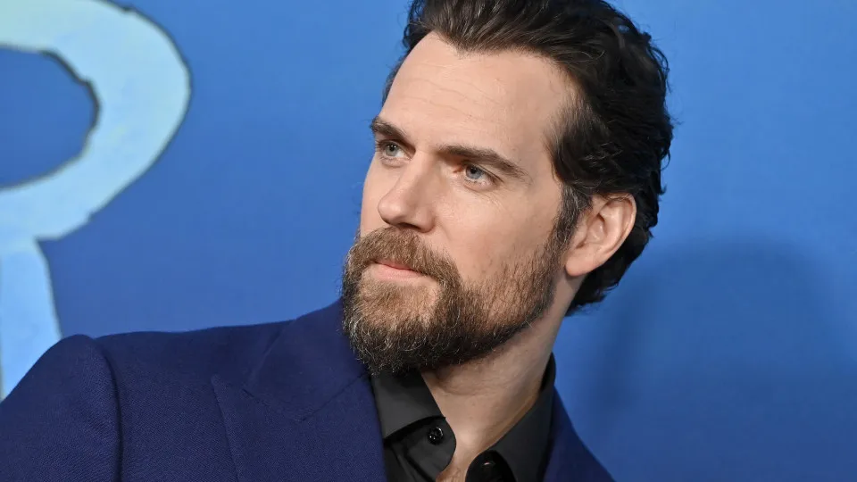 Henry Cavill surpreende fãs ao surgir com novo corte de cabelo Henry Cavill surpreende fãs ao surgir com novo corte de cabelo