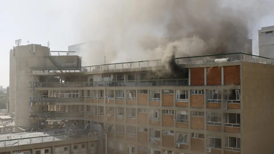 Irã ataca hospital em Israel e Netanyahu reaje: “Tiranos pagarão”