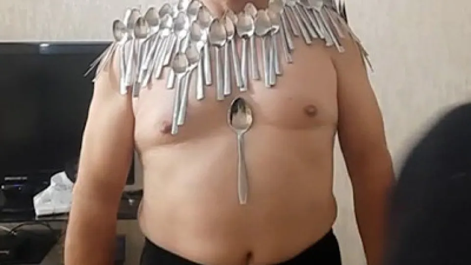 Iraniano quebra recorde ao equilibrar 96 colheres no corpo