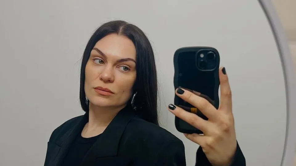 Jessie J revela diagnóstico de câncer de mama e passará por cirurgia Jessie J revela diagnóstico de câncer de mama e passará por cirurgia