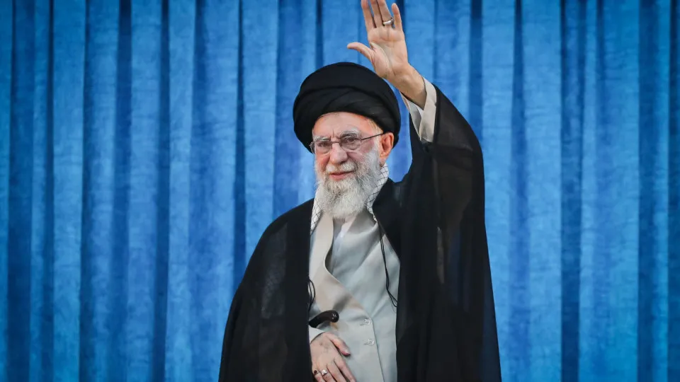 Líder supremo do Irã promete a Israel destino “amargo e doloroso”