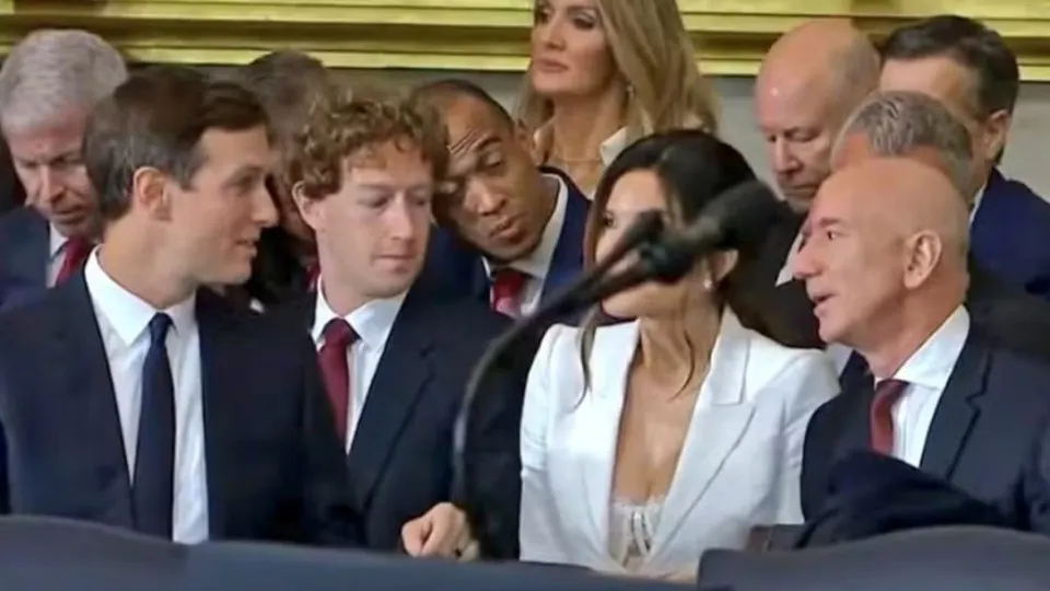 Mark Zuckerberg ‘confere’ decote de noiva de Jeff Bezos e vídeo viraliza