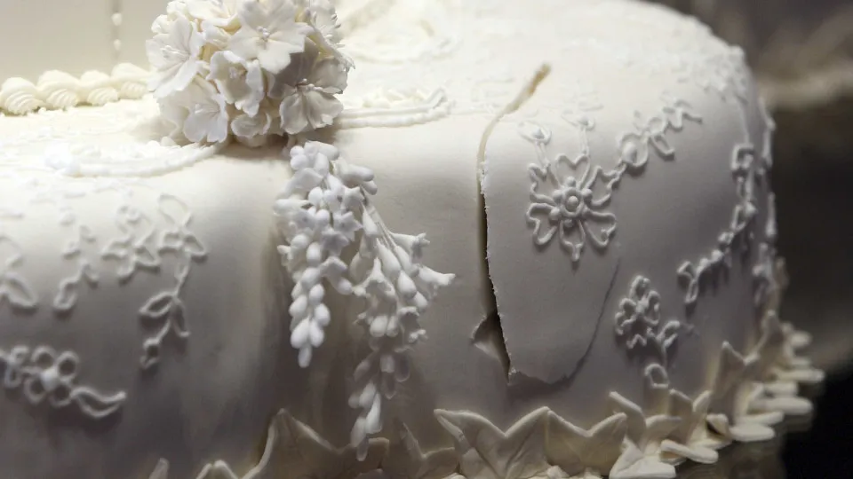 Mulher é presa após se casar 25 vezes para enganar e roubar maridos