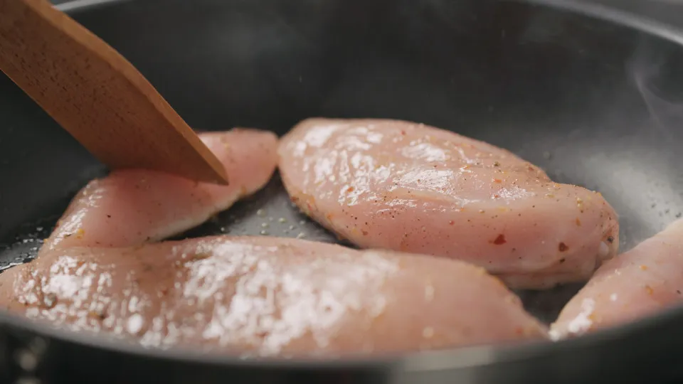 Nove destinos já suspenderam importação de frango brasileiro após caso de gripe aviária