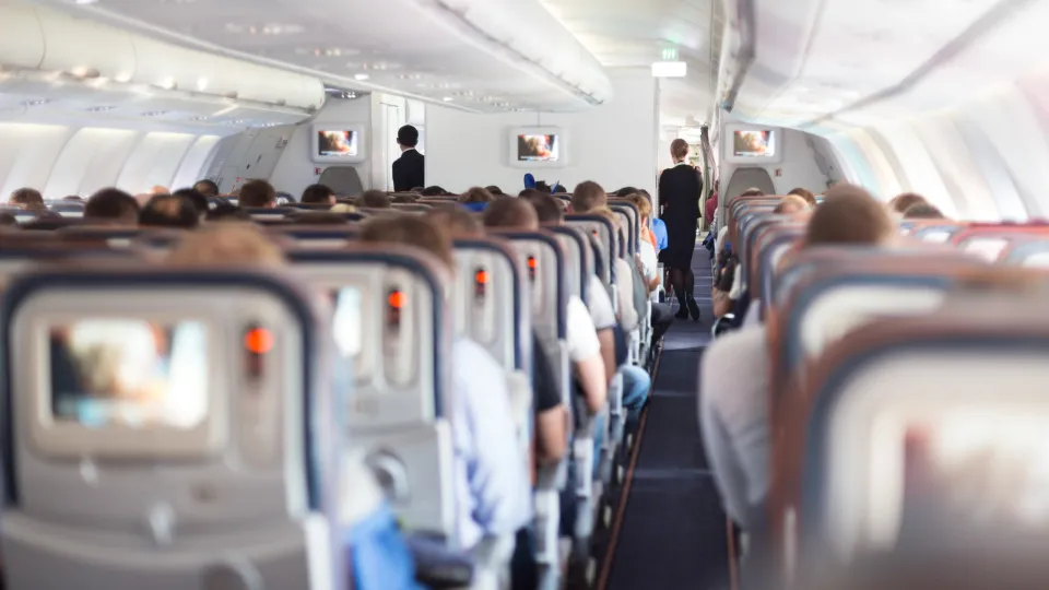 O que não usar no avião: roupas e calçados que prejudicam a viagem